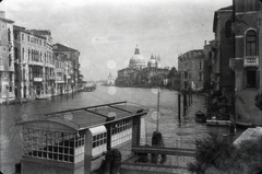 Olaszország, Velence, Canal Grande, szemben a Santa Maria della Salute fogadalmi templom., 1930, Lőrinczi Ákos, csatorna, Fortepan #134977