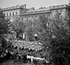 Magyarország, Budapest VI., Andrássy út a Csengery utcánál. A II. VIT (Világifjúsági Találkozó) résztvevő vonulnak a Hősök terén tartandó záróünnepélyre, 1949. augusztus 28-án., 1949, Lőrinczi Ákos, Budapest, felvonulás, sorfal, Fortepan #134991