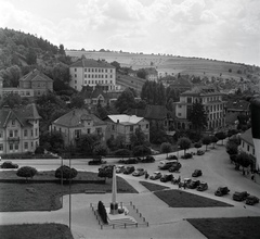 Csehország, Luhačovice, náměstí 28. října., 1949, Lőrinczi Ákos, felülnézet, utcakép, automobil, emlékmű, tér, Fortepan #134994