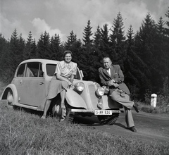 1949, Lőrinczi Ákos, Tatra-márka, automobil, átvetett láb, autón ülni, hölgy, úriember, kilométerkő, Fortepan #135002