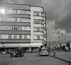 Csehország, Zlín, (Gottwaldov), náměstí Míru, jobbra a třída Tomáše Bati. Szemben a Trantírkův dům., 1949, Lőrinczi Ákos, Csehszlovákia, Funkcionalizmus, Viktor Jandásek-terv, Fortepan #135004