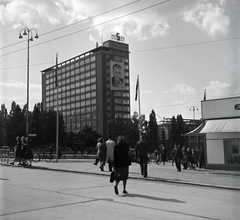 Csehország, Zlín, (Gottwaldov), náměstí Práce, szemben a Baťa cipőgyár irodaépülete., 1949, Lőrinczi Ákos, Csehszlovákia, felhőkarcoló, Vladimír Karfík-terv, konstruktivizmus, Klement Gottwald-ábrázolás, utcai lámpa, Fortepan #135005