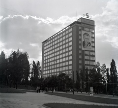 Csehország, Zlín, (Gottwaldov), náměstí Práce, szemben a Baťa cipőgyár irodaépülete., 1949, Lőrinczi Ákos, Csehszlovákia, felhőkarcoló, Vladimír Karfík-terv, konstruktivizmus, Klement Gottwald-ábrázolás, Fortepan #135007