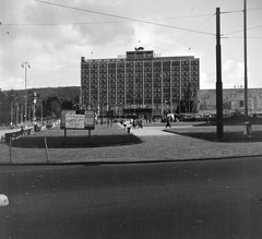 Csehország, Zlín, (Gottwaldov), náměstí Práce, szemben a Moszkva szálloda., 1949, Lőrinczi Ákos, Csehszlovákia, szálloda, Vladimír Karfík-terv, konstruktivizmus, Fortepan #135008