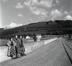 Csehország, Luhačovice, vízmű., 1949, Lőrinczi Ákos, Csehszlovákia, vízmű, csípőre tett kéz, Fortepan #135011