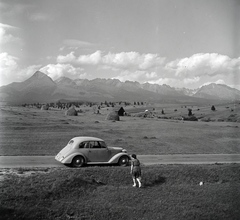 Szlovákia, Vázsec, Liptói–medence, a távolban a Magas-Tátra, balra a Kriván., 1949, Lőrinczi Ákos, Csehszlovákia, Tatra-márka, automobil, széna, Tátra hegység, Fortepan #135015