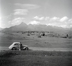 Szlovákia, Vázsec, Liptói–medence, a távolban a Magas-Tátra, balra a Kriván., 1949, Lőrinczi Ákos, Csehszlovákia, Tatra-márka, automobil, széna, Tátra hegység, Fortepan #135016