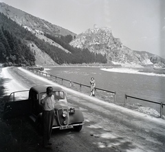 Szlovákia, Sztrecsény, a Vág folyó partja, szemben a vár., 1949, Lőrinczi Ákos, Csehszlovákia, folyó, Tatra-márka, várrom, automobil, korláton ülni, Fortepan #135017