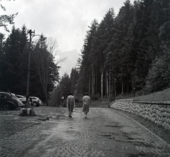 Szlovákia, Magas-Tátra, Tátralomnic, a távolban a Nagyszalóki-csúcs látszik., 1949, Lőrinczi Ákos, Csehszlovákia, esőkabát, Tátra hegység, Fortepan #135018