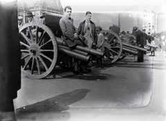 Magyarország, Budapest V., Kossuth Lajos (Országház) tér a Parlament előtt. Oroszoktól zsákmányolt, közszemlére kitett 16 ágyú., 1914, Lőrinczi Ákos, ágyú, Budapest, ágyún ülni, kalap térden, Fortepan #135035