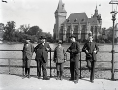 Magyarország, Városliget, Budapest XIV., Városligeti-tó, Vajdahunyad vára., 1903, Lőrinczi Ákos, épített örökség, kastély, tó, víztükör, építészet, Alpár Ignác-terv, eklektikus építészet, Budapest, kalap kézben, Fortepan #135041