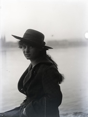 1920, Lőrinczi Ákos, portrait, woman, hat, coat, shore, silhouette, Fortepan #135045