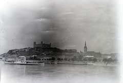 Slovakia, Bratislava, a város a Dunáról nézve, balra a vár, jobbra a Szent Márton koronázó templom., 1920, Lőrinczi Ákos, castle, Catholic Church, Danube, Cathedral, Fortepan #135049