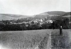 Slovakia, Vrbovce, a község látképe északnyugat felől. Középen a Szent Erzsébet-templom, ettől jobbra az evangélikus templom., 1920, Lőrinczi Ákos, Fortepan #135060