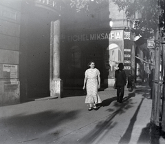 Magyarország, Budapest VIII., Üllői út, balra a 66/c, szemben a 68., köztük a Leonardo da Vinci (Thék Endre) utca torkolata., 1930, Lőrinczi Ákos, Bútorbolt, Budapest, kerékpár, Fortepan #135076