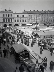 Csehország, Nový Jičín, Masarykovo náměstí (ekkor Hlavní náměstí)., 1932, Lőrinczi Ákos, Csehszlovákia, piac, kocsma, kétnyelvű felirat, Fortepan #135079