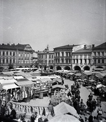 Csehország, Nový Jičín, Masarykovo náměstí (ekkor Hlavní náměstí)., 1932, Lőrinczi Ákos, Csehszlovákia, piac, gyógyszertár, kétnyelvű felirat, Fortepan #135081