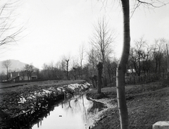 Csehország, Nový Jičín, Grasmanka patak, háttérben balra a Starý Jičín-i Vár., 1932, Lőrinczi Ákos, Fortepan #135087