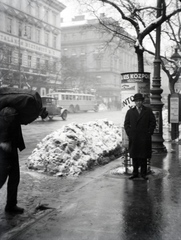 Hungary, Budapest VI., Andrássy út az Oktogon felé nézve, szemben balra a Nagymező utca., 1931, Lőrinczi Ákos, portrait, snow, bus, street view, genre painting, ad pillar, man, sack, transportation, automobile, Budapest, Fortepan #135099