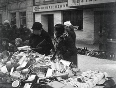 Csehország, Nový Jičín, Lidická ulice, háttérben a Hotel Heinrichshof (később Hotel Praha)., 1932, Lőrinczi Ákos, bolhapiac, Fortepan #135135