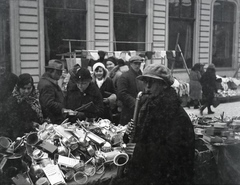 Czech Republik, Nový Jičín, Lidická ulice, háttérben a Hotel Heinrichshof (később Hotel Praha)., 1932, Lőrinczi Ákos, market, saxophone, flea market, Fortepan #135136