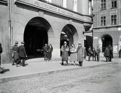 Csehország, Nový Jičín, Masarykovo náměstí (ekkor Hlavní náměstí)., 1930, Lőrinczi Ákos, Csehszlovákia, bank, Fortepan #135158