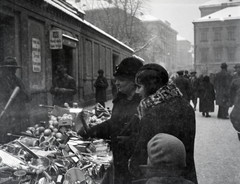 Csehország, Nový Jičín, Lidická ulice a Tyršova ulice kereszteződés felé nézve, szemben a Divadelní ulice., 1932, Lőrinczi Ákos, piac, bolhapiac, Fortepan #135160