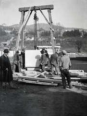 Magyarország, Budapest II., Napraforgó utca, készül a családiház-mintatelep emlékköve, a tervezőknek és az építőknek állít emléket., 1931, Lőrinczi Ákos, daru, Budapest, Fortepan #135179