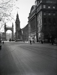 Magyarország, Budapest V., Szabad sajtó (Eskü) út az Erzsébet híd felé nézve, jobbra a Belvárosi templom és a Piarista Gimnázium., 1931, Lőrinczi Ákos, híd, gimnázium, egyetem, piarista rend, eklektikus építészet, Budapest, függőhíd, Duna-híd, Kherndl Antal-terv, Czekelius Aurél-terv, Hültl Dezső-terv, tricikli, Fortepan #135180