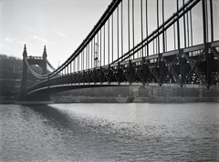 Magyarország, Budapest V.,Budapest I., Erzsébet híd a pesti alsó rakpartról nézve., 1930, Lőrinczi Ákos, híd, Duna, eklektikus építészet, Budapest, függőhíd, Duna-híd, Kherndl Antal-terv, Czekelius Aurél-terv, Fortepan #135206