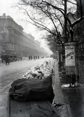 Magyarország, Budapest VI., Andrássy út az Oktogon felé nézve, balra a Nagymező utca., 1931, Lőrinczi Ákos, hó, plakát, járókelő, utcakép, életkép, hirdetőoszlop, zsák, kézikocsi, Budapest, Fortepan #135210