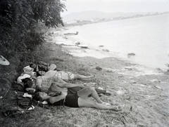 Hungary, Szentendre, Duna-part, háttérben a Görgey Artúr laktanya., 1935, Lőrinczi Ákos, shadow, shore, relaxation, lying on the back, Fortepan #135237