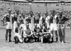 Mexikó, Mexikóváros, Azul Stadion. Állnak: Csanádi, Kispéter, Puskás (kölcsönjátékos), Rudas, Ónody, Hernádi, Szusza (kölcsönjátékos), Opata Zoltán (edző), guggolnak: Kéri, Csikós, Mészáros (kölcsönjátékos), Lakat, Sárosi dr. A felvétel a Ferencváros mexikói túráján 1947 nyarán készült., 1947, Szabó József, futballcsapat, Fortepan #135584