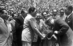 Mexikó, Mexikóváros, Azul Stadion. A felvétel a Ferencváros mexikói túráján 1947 nyarán készült., 1947, Szabó József, kézfogás, kalap kézben, Fortepan #135585