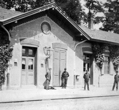 Horvátország, Kotor, (ekkor Kotor-Alsódomboru) vasútállomás., 1928, Fortepan, vasút, egyenruha, férfiak, vasútállomás, hátratett kéz, Fortepan #13559