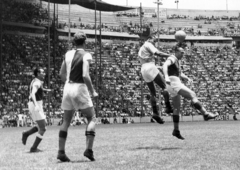 Mexikó, Mexikóváros, Azul Stadion. Kéri fejel, Hernádi és Csanádi biztosít. A felvétel a Ferencváros mexikói túráján 1947 nyarán készült., 1947, Szabó József, labdarúgás, futballpálya, stadion, Fortepan #135590