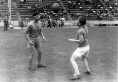 Mexikó, Mexikóváros, Azul Stadion. Sárosi dr és Puskás (kölcsönjátékos) az edzésen. A felvétel a Ferencváros mexikói túráján 1947 nyarán készült., 1947, Szabó József, labdarúgás, Fortepan #135591