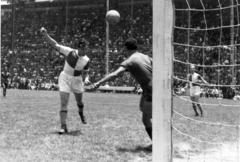 Mexikó, Mexikóváros, Azul Stadion. Sárosi dr kapura fejel, hátrább Lakat. A felvétel a Ferencváros mexikói túráján 1947 nyarán készült., 1947, Szabó József, közönség, labdarúgás, futballpálya, Fortepan #135592