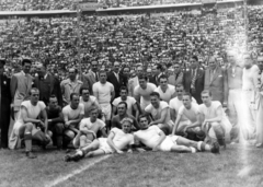 Mexikó, Mexikóváros, Azul Stadion. A felvétel a Ferencváros mexikói túráján 1947 nyarán készült. Állnak: Puskás (kölcsönjátékos), Szusza (kölcsönjátékos), Mike. Guggolnak: Csanádi, Henni, Onódi, Hernádi, Rudas, Sárosi dr, Kispéter, Mészáros (kölcsönjátékos), Szőke. Ülnek-fekszenek: Lakat, Csikós, Gyulai, Szabó. Az álló civilek között jobbról a második Opata Zoltán edző, a negyedik Nagy László klubelnök., 1947, Szabó József, közönség, csoportkép, futballcsapat, Fortepan #135597