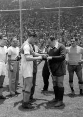 Mexikó, Mexikóváros, Azul Stadion. Sárosi dr csapatkapitány zászlót cserél. Baloldalt Szőke, Opata Zoltán edző, Rudas. A felvétel a Ferencváros mexikói túráján 1947 nyarán készült., 1947, Szabó József, labdarúgás, Fortepan #135600