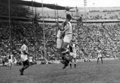 Mexikó, Mexikóváros, Azul Stadion. Középen Szusza (kölcsönjátékos) figyel. A felvétel a Ferencváros mexikói túráján 1947 nyarán készült., 1947, Szabó József, közönség, labdarúgás, Fortepan #135601