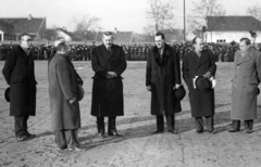 Magyarország, Csepel, Budapest XXI., a Csepeli Weiss Manfréd FC (előtte Csepel FC) Katona József utcai pályája a Bajcsy-Zsilinszky (Tamássy József) út és a Táncsics Mihály (József) utca között. A Ferencváros vendégjátéka alkalmával lovag Wahl Jenő (balra világos kabátban) üdvözölte a vendégcsapat vezetőit (tőle jobbra) dr. Usetty Béla, vitéz Kemenessy Sándor, dr. Tóth Lajos, Nagy László., 1938, Szabó József, Budapest, kalap kézben, Fortepan #135605