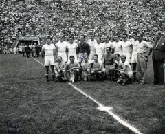 Mexikó, Mexikóváros, Azul Stadion. Állnak: Szusza (kölcsönjátékos) Csanádi, Rudas, Henni, Kispéter, Puskás (kölcsönjátékos), Ónody, Hernádi, Mike, Szabó, Opata Zoltán edző, Nagy László klubelnök. Guggolnak mezben: Sárosi dr, Lakat, Mészáros (kölcsönjátékos), Csikós, Szőke, Gyulai. A felvétel a Ferencváros mexikói túráján 1947 nyarán készült., 1947, Szabó József, futballcsapat, közönség, Fortepan #135610