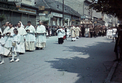 Magyarország,Balaton, Keszthely, Kossuth Lajos utca, körmenet., 1943, Szabó Viktor, színes, pap, körmenet, reverenda, oltáriszentség, drogéria, szertartás, Fortepan #135643