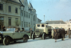 Magyarország,Balaton, Keszthely, Fő tér, baloldalt a Városháza, mellette a Uránia Filmszínház épülete (ekkor Uránia Garázs, ma a Balaton Színház van a helyén)., 1944, Szabó Viktor, holokauszt, színes, antiszemitizmus, Dávid csillag, Bocskai sapka, Fortepan #135654