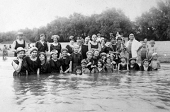 Hungary, Sárospatak, Bodrog folyó, fürdőzők csoportképe., 1922, Fortepan, bathing suit, lake, tableau, women, men, water surface, bathing, summer, kids, bathing caps, shore, Fortepan #13567