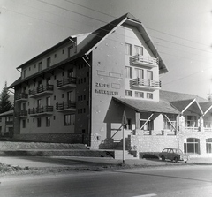 Románia,Erdély, Marosfő, Marosfő hotel (később Ezüstfenyő hotel)., 1972, Sütő András örökösei, Új Élet szerkesztőség, Fiat-márka, Fortepan #135682