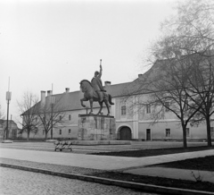 Románia,Erdély, Gyulafehérvár, Vitéz Mihály (Mihai Viteazul) román uralkodó szobra a várban, háttérben a fejedelmi palota., 1968, Sütő András örökösei, Új Élet szerkesztőség, lovas szobor, II Mihály-ábrázolás, Fortepan #135711