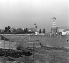 Románia,Erdély, Gyulafehérvár, balra a Szentháromság ortodox katedrális kaputornya, jobbra a Szent Mihály-székesegyház a várban., 1968, Sütő András örökösei, Új Élet szerkesztőség, Fortepan #135713