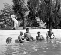 Romania,Transylvania, Sînmartin, Félixfürdő, Termál strand., 1962, Sütő András örökösei, Új Élet szerkesztőség, beach, sitting on a sculpture, Fortepan #135774